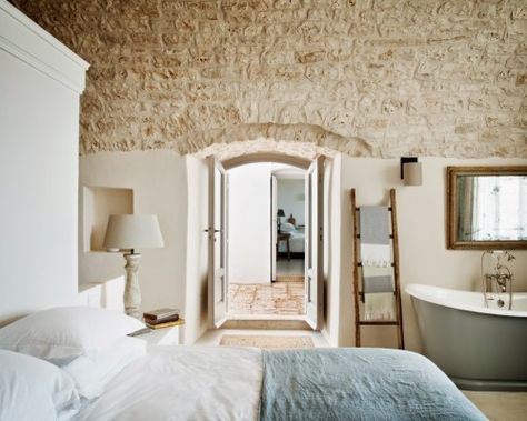 Restored farmhouse bedroom and bathtup at this private Puglia, Italy dream venue for gatherings and events. Rustic Italian Decor, Italian Farmhouse, Bespoke Bathroom, Bedroom With Bath, Rustic Italian, Italian Decor, Country Bedroom, Country Style Homes, Luxury Accommodation