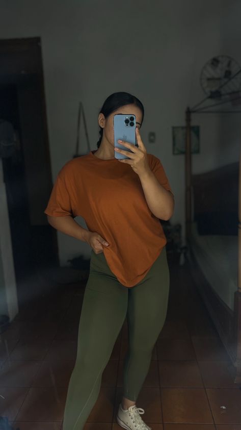 Oversized shirt Gym Fit Oversized Shirt, Oversized T Shirt Gym Outfit, Baggy Shirt Gym Outfit, Gym Outfits For Women Oversized Shirt, Leggings With Oversized Shirt, Oversized Gym Outfits For Women, Baggy Gym Outfits For Women, Gym Oversized Shirt, Oversized Gym Outfit