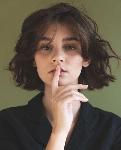 Best Movie Fashion, Face Claims Female Brunette Short Hair, Short Wavy Hair Bangs Round Face, Chin Length Wavy Bob Hairstyles, Chin Length Hair Wavy, Wavy Bob Curtain Bangs, Chin Length Hair Curly, Short Wavy Hair Aesthetic, Wide Face Haircut