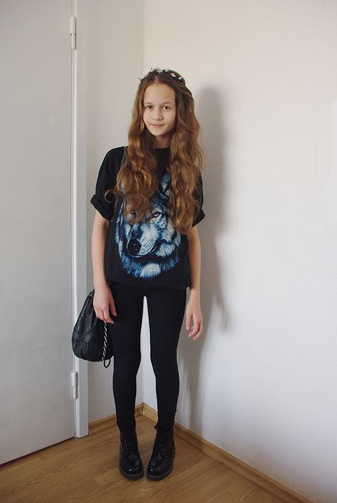 clothes for girls 9 years old | She's a simple kid with a flair for badassery. Care for a wolf tee of ... Old Outfits, Basket Vintage, Fashion 2016, Old Dresses, Teenage Fashion, Cute Outfits For School, Tween Outfits, Fashion 101, June 16