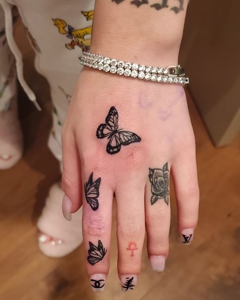 Me: All these butterflies @bhadbhabie : I want my body exhibited in Florida's butterfly museum 😆 More 🦋 🚨BEFORE I GET ANYMORE STUPID… Hand Tattoos Black Women, Hand Tattoos Black, Bhad Bhabie Tattoos, Cover Up Finger Tattoos, Tattoo Ideas American Traditional, Hand Butterfly Tattoo, Hand Butterfly, Butterfly Tattoo Ideas, Butterfly Tattoo Stencil