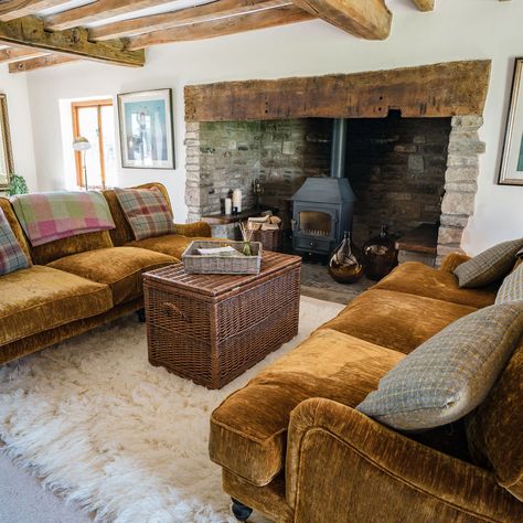 Old House Living Room, British Cottage Interior, Wicker Storage Trunk, Cottage House Interior, Cosy Sofa, Wicker Trunk, Cottage Style House Plans, Wicker Storage, Basket With Lid