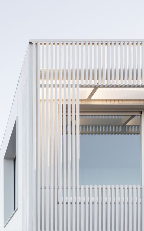 Gallery of The White Lookout / Biotope Architecture + Interiors - 11 Building Cladding, Wooden Cladding, Timber Battens, Timber Screens, External Cladding, Wooden Facade, Concrete Facade, Townhouse Designs, White Building