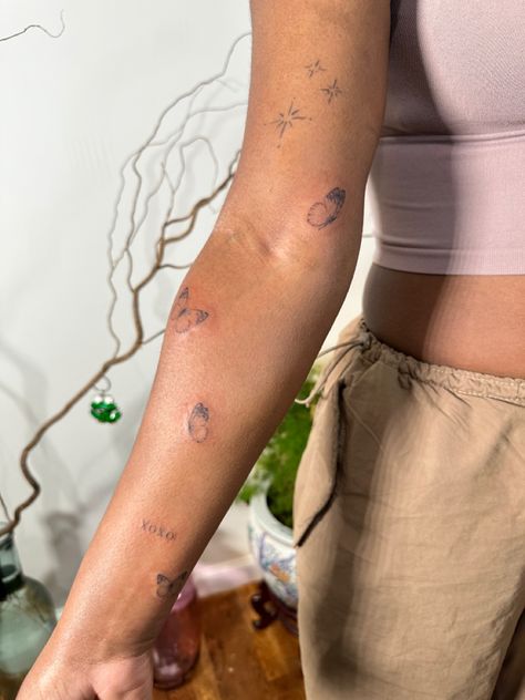 Tiny Scattered Tattoos, Tiny Tattoo Sticker Sleeve, Soph Mosca Tattoos, Dainty Sticker Sleeve, Clean Girl Tattoo, Fine Line Sticker Sleeve Tattoo, Xoxo Tattoo, Sticker Sleeve Tattoo, Sticker Sleeve