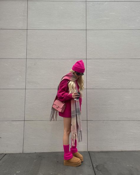 Bright Outfit Ideas, Leg Warmers Cute, Pink Outfits Aesthetic, Maximalist Outfits, Winter In The City, Hot Pink Outfit, Recreate Outfits, Bright Outfit, Accessories 2023