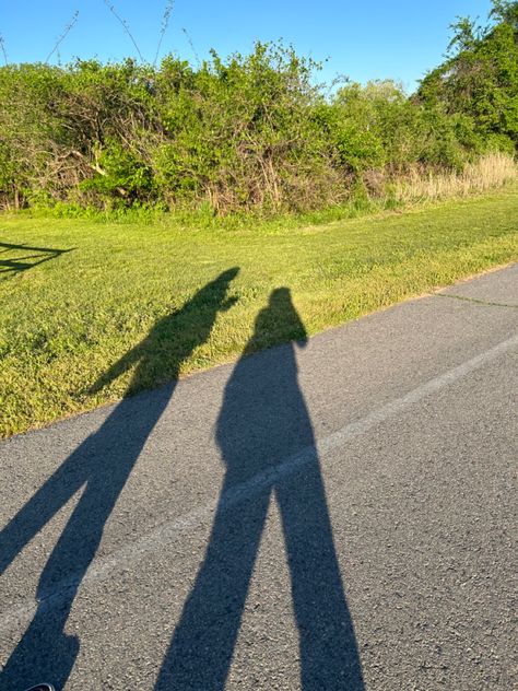 Picnic, Dates, Firstdate ideas , first date, outside, pretty picinic, shadows, best friends, sunshine, summer asthetic Dating Asthetic Picture, Best Friend Date Aesthetic, Friend Date Aesthetic, Dating Best Friend, First Date Aesthetic, Hosting Era, Dating Aesthetic, Picnic Dates, Friend Dates