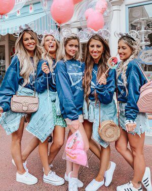 Sister Disney Outfits, Disney Picture Ideas Instagram, Disney World Photo Ideas, Disney World Pictures Ideas, Disney Swag, Disney Bachelorette, Disney Mug, Disney Lifestyle, Disney Photo Ideas