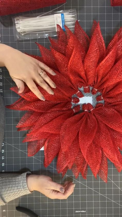 Deco Mesh Wreaths Tutorials, Deco Mesh Wreaths Diy, Mesh Wreath Tutorial, Holiday Wreaths Diy, Easy Diy Wreaths, Poinsettia Wreath, Mesh Wreath Diy, Diy Christmas Wreaths, Toilet Room