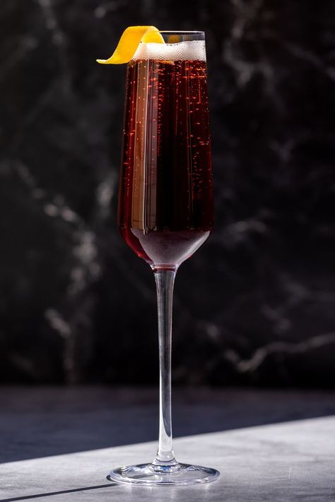 Kir Royale Kir Royale Recipe, Kir Royale Cocktail, Boozy Treats, Sparkling Wine Cocktails, Fuzzy Navel, Kir Royale, Champagne Drinks, Types Of Cocktails, Beach Cocktails