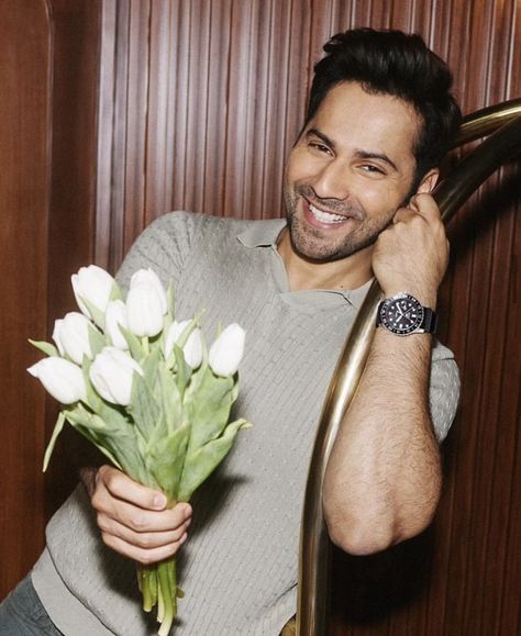 Varun Dhawan Aesthetic, Varun Dhawan Cute, Varun Dhawan Wallpaper, Smash Board, 90s Actors, Hot Asian Men, Varun Dhawan, Smash Cake, Bollywood Stars