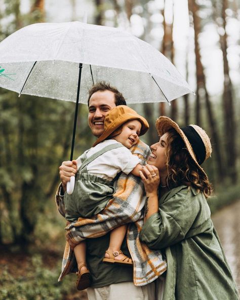 Rainy Photoshoot Family, Umbrella Family Photoshoot, Raining Family Photoshoot, Rain Photoshoot Family, Family Pictures In The Rain, Cloudy Day Family Photoshoot, Rainy Family Photos, Rain Family Photoshoot, Family Photos In The Rain