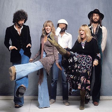 70’s Outfit, Mick Fleetwood, Stevie Nicks Style, Lindsey Buckingham, Stevie Nicks Fleetwood Mac, Women Of Rock, 24 Karat Gold, Group Costumes, Witchy Woman