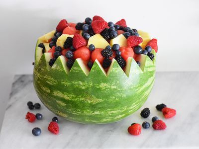 How to Make a Watermelon Fruit Basket Watermelon Fruit Bowl, Fruit Basket Watermelon, Melon Basket, Watermelon Fruit Bowls, Watermelon Basket, Watermelon Bowl, Catering Food Displays, Cooking Panda, Watermelon Carving