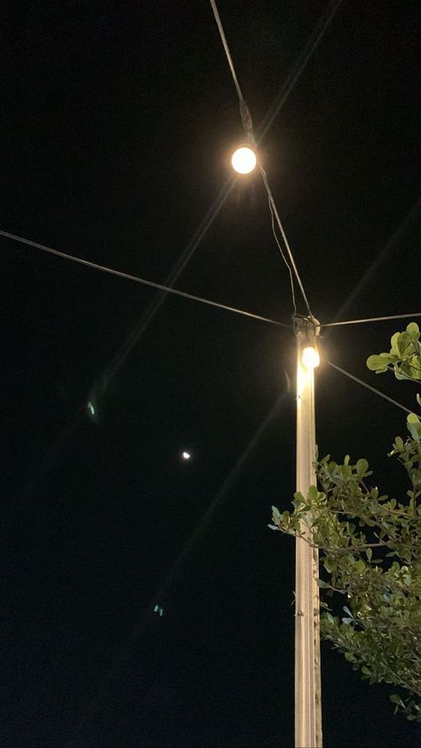 Street light , night snap Night Walking Aesthetic, Feminine Wallpaper, Night Snap, Bus Skin Design, Street Pics, Snap Streak Ideas Easy, Best Snapchat, Lord Photo, Beach At Night