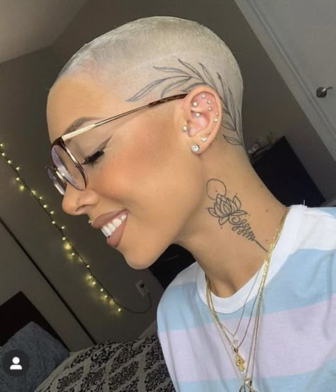 Back To School Hairstyles Easy, Bald Tattoo, Bald Head Tattoo, Hairline Tattoos, Scalp Tattoo, Trendy Short Hair Styles 2022, Short Hair Styles 2022, Bald Head Women, Short Hair Designs