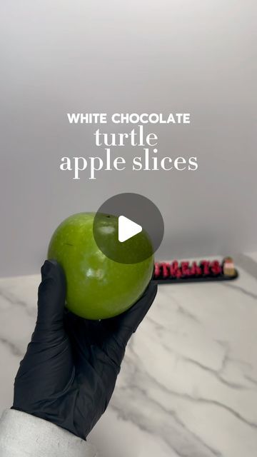 MS. LASSWEETS👩🏽‍🍳 on Instagram: "white chocolate turtle apple slices 🍏 
•
•
•
if you’re viewing this, follow @las.sweetsntreats 👩🏽‍🍳
•
•
•
•
#appleslices #turtleappleslices #treatmaker #falldessert #cheesecakedip" Turtle Apple Slices, Chocolate Turtle, Chocolate Turtles, Instagram White, Apple Slices, White Chocolate, Candy, On Instagram, White