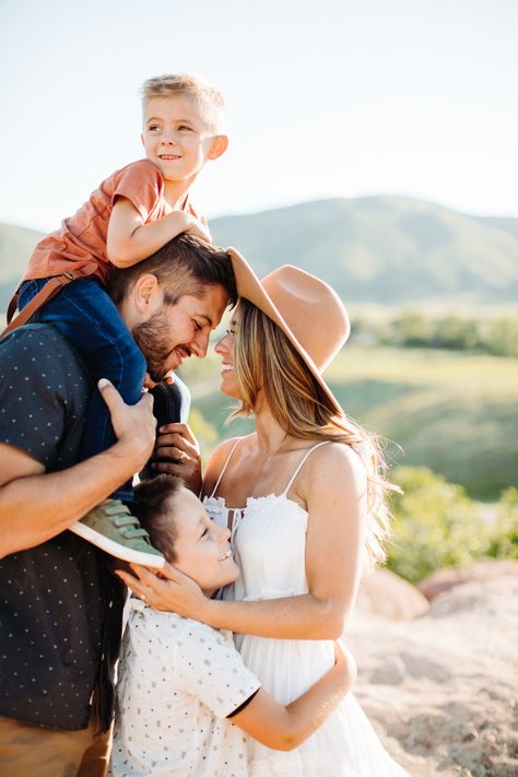 Family On Blanket Photos, Photo Shoot Family Of 4 Posing Ideas, Poses For A Family Of Four, Fam Picture Ideas, Summer Family Of 4 Photos, Family Photoshoot Four People, Family Of 4 Spring Photos, Family 4 Poses, Family Photo Poses Family Of 3