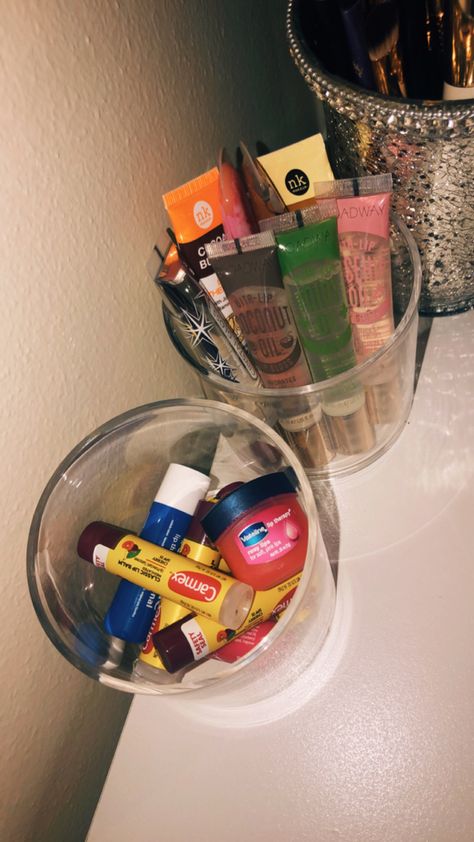 Lip Gloss Storage Ideas, Lip Balm Organization, Lip Liner Organization, Lip Gloss Storage, Lip Gloss Organization, Lip Product Organization, Chapstick Collection Aesthetic, Lipgloss Holder Keychain Diy, Chap Sticks