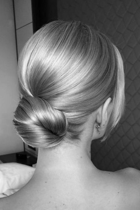 Wedding Hair For Strapless Dress With Veil, Classic Wedding Bun, Suede Aesthetic, Fashion 50s Style, Chic Wedding Hair, Low Bun Bridal Hair, Porsche Mom, Tom Ford White Suede, Range Rover Mom