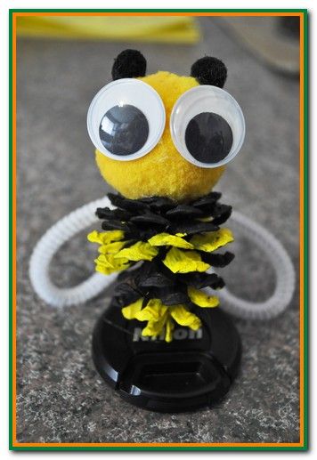 Create a buzz with our pinecone bee and all our other great pinecone crafts for kids. www.easy-crafts-for-kids.com/pinecone-crafts-for-kids.html Pinecone Crafts For Kids, Cone Ideas, Pinecone Art, Pinecone Crafts Kids, Diy Paper Art, Pinecone Crafts, Crafts For Preschoolers, Christmas Decs, Cone Crafts