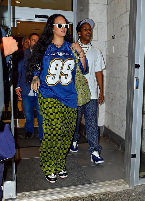 The singer paired big pants with an even bigger pattern. Rihanna Fashion, Looks Rihanna, Pants Trend, Big Pants, Rihanna Outfits, Rihanna Style, Pant Trends, Fire Fits, Vintage Jerseys