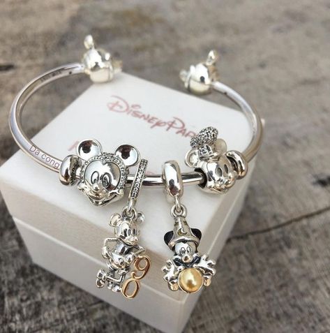 Disney Pandora, Pandora Bracelet Charms Ideas, Pandora Bracelet Designs, Shiny Bracelets, Pandora Bangle, Diamond Bracelet Design, Disney Charms, Pandora Disney, Bracelet Pandora