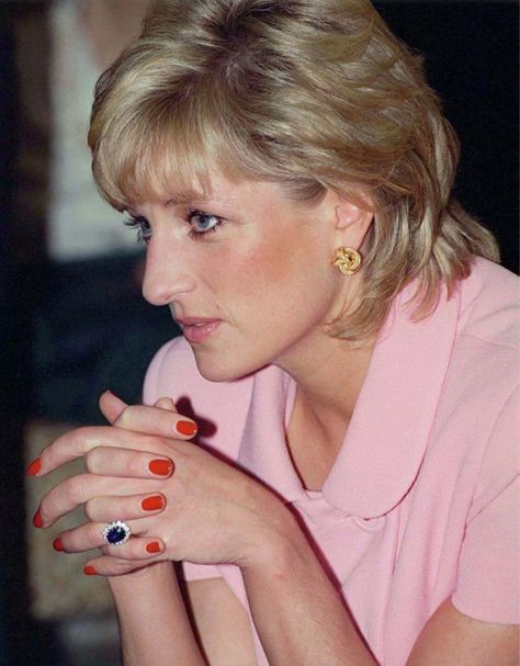 Princess Diana Engagement, Diana Haircut, Princess Diana Engagement Ring, Diana Engagement Ring, Princess Diana Images, Royal Engagement Rings, Princess Diana Hair, Diana Ring, Princesa Real