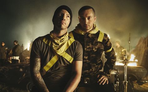 Download wallpapers Twenty One Pilots, 4k, 2018, duet, Tyler Joseph, Joshua Dun, superstars Tyler Y Josh, Twenty One Pilots Wallpaper, Top 100 Songs, Tyler And Josh, 21 Pilots, Tyler Joseph, New Rock, One Pilots, Staying Alive