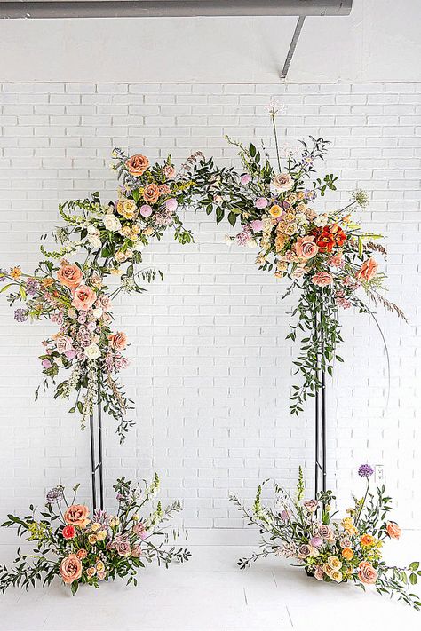 The elegant wedding backdrop might be a lovely choice for your wedding day. Save this lovely floral design in your floral inspiration.##weddingarchinspo #weddingceremony #romanticdecor. Chicken Wire Flower Arch, Floral Installation Wedding, Elegant Wedding Backdrop, Chic Wedding Ceremony, Arch Concept, Installation Wedding, Floral Wedding Arch, Half Arch, Bridal Party Attire