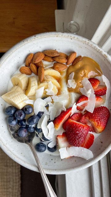 sarah macdonald on Instagram: "a week’s worth of healthy breakfast inspo for the week ahead 🫶🏼 clearly there was a theme this week - which is your favourite? monday - plain greek yoghurt, blueberries, sliced pear, manuka honey, almond butter + coconut shreds 🥥 tuesday - avocado on sourdough toast with blueberries, sautéed spinach + a fried egg. all topped with chilli flakes and a drizzle of flaxseed oil 🍳 wednesday - plain greek yoghurt, banana, strawberries, blueberries, almonds, natural pe Yoghurt Breakfast, Chopped Fruit, Yoghurt Bowl, Sourdough Toast, Food Motivation, Sliced Pears, Strawberries Blueberries, Strawberry Blueberry, Raw Almonds