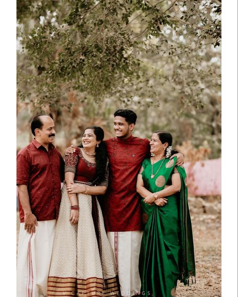 Diwali Family Pictures Ideas, Kerala Wedding Family Photos, Family Photography Indian, Kerala Family Photos, Family Traditional Outfits Indian, Onam Photoshoot Ideas Family, Family Photo Indian, Family Photoshoot Indian, Indian Family Aesthetic