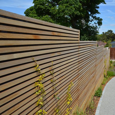 Driveway On A Slope, Contemporary Driveway, Pagar Modern, Modern Wood Fence, Timber Slats, Front Fence, Horizontal Fence, Front Yard Fence, Cedar Fence