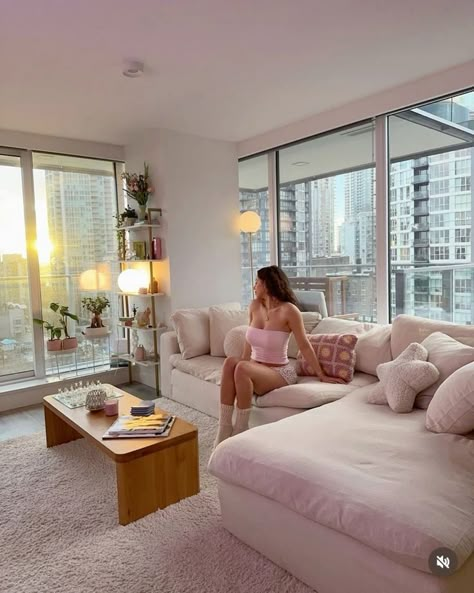 Fernanda Ramirez Apartment, Feminine Apartment, Fernanda Ramirez, Pretty Apartments, Girls Apartment, Girly Apartments, Cute Apartment, Aesthetic Apartment, Sunken Living Room