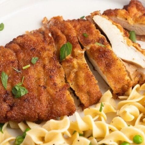 Chicken Schnitzel with Noodles (Best Recipe) Schnitzel With Noodles, German Shnitzle Recipe Chicken, Chicken Schnitzel Sides, Schnitzel Side Dishes, Pork Snitzel, German Side Dishes, Germany Food, Carrot Slaw, Creamy Lemon Chicken