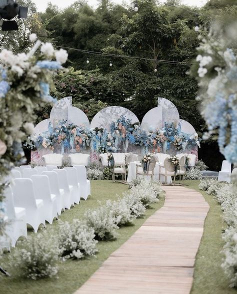 Pelaminan Outdoor, Dekor Pelaminan, Wedding Walkway, Maroon Wedding, Gorgeous Wedding Dress, Decor Outdoor, Wedding Plans, 25th Anniversary, Walkway