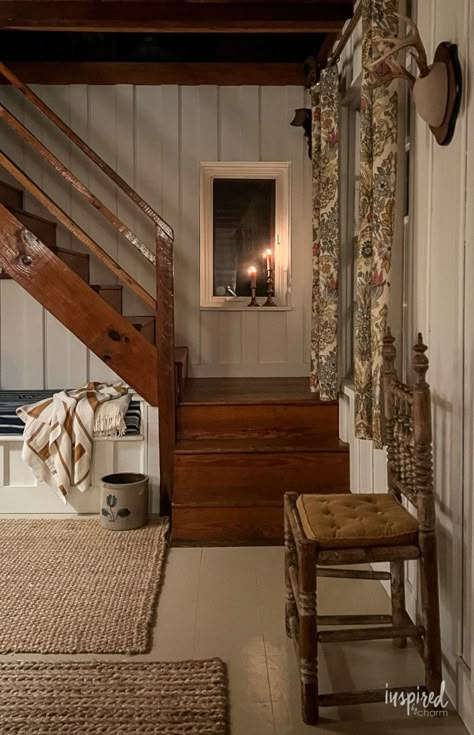 Historic Cabin Renovation, Small Stairwell Ideas, Cabin Stairs To Loft, Small Cottage Homes Interior, Cabin Staircase, Antique Staircase, Cabin Decor Kitchen, Tiny Cabins Interiors, Cottage Stairs