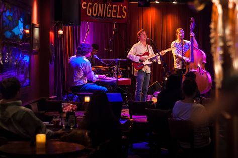 Find out where to grab a drink, chill out or dance in Houston with this list of best bars with live music. Houston Travel Guide, Houston Murals, Houston Nightlife, Houston Bars, Live Music Bar, Houston Travel, Houston Art, Houston Skyline, Houston Restaurants