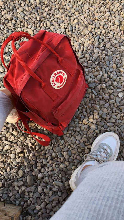 Fjallraven Aesthetic, Chrysalis Aesthetic, Kanken Bag, Mochila Fjallraven Kanken, Backpack Fjallraven, Fjällräven Kånken, Aesthetic Backpack, Inside My Bag, Red Backpack