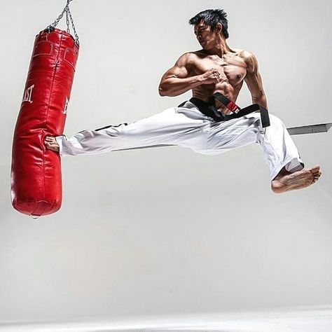 Jump kick Flying Kick, Martial Arts Photography, 남성 근육, Martial Arts Gear, Boxe Thai, Action Pose, Martial Arts Techniques, Martial Arts Workout, Martial Arts Training