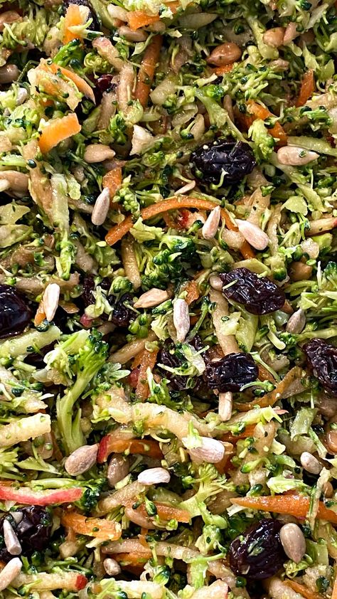 This broccoli apple salad is amazing! So easy to make, healthy and delicious! Full of nutritious raw ingredients - broccoli, apple, carrot, raisins, sunflower seeds, with a healthy dressing of oil and vinegar - no mayo in this salad! Broccoli Apple Salad, Raw Broccoli Salad, Roasted Broccoli Recipe, Healthy Dressing, Jar Meals, Greek Chicken Salad, Apple Salad Recipes, Keto Salad, Side Salad Recipes