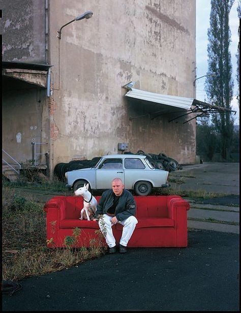 Red Couch, Photographie Portrait Inspiration, Red Sofa, Photoshoot Concept, Foto Art, Cinematic Photography, Branding Photos, Pose Reference Photo, Street Photo