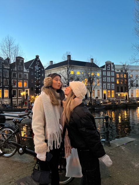 Amsterdam Christmas Outfits, Prague Outfits Winter, Amsterdam Fits Winter, Outfit Inspo Winter Aesthetic, Amsterdam Travel Winter, Winter Aesthetic With Friends, Amsterdam December Outfit, Amsterdam Outfit Aesthetic, Cold Winter Style