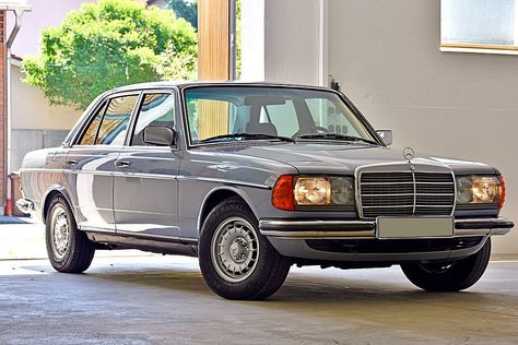 W123 280E Subcompact Cars, Mercedes Cars, Mercedes W123, Old Mercedes, Mercedes 300sl, Car Deco, Old Vintage Cars, Daimler Benz, Car Brochure