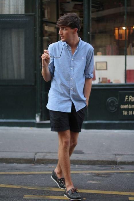 . Men Streetstyle, Weekend Fashion, Mens Summer Outfits, Black Shorts Men, Short Men Fashion, Shorts Style, Men Street, Mud Room, Men's Wear