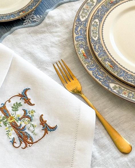 🌟 Step into timeless elegance with #GrandmillennialVibes 🍽️✨. Where every meal feels like a special occasion, and the charm of blue and white decor never fades. Ready to host a dinner that’s as classic as it is chic? Commen “LINK” to shop this plate setting . . . . . . #blueandwhiteforever #traditionalchic #hostwiththemost #memories #diningroomdecor #lenoxchina #lenoxautumn #monogrammed #monogrammednapkins #sundaydinner Embroidered Thanksgiving Napkins, Lenox Autumn Tablescape, Embroidery Napkins Table Linens, Lenox Autumn, Thanksgiving Dining Table, Thanksgiving Dining, Monogram Napkins, Blue And White Decor, Embroidery Napkins