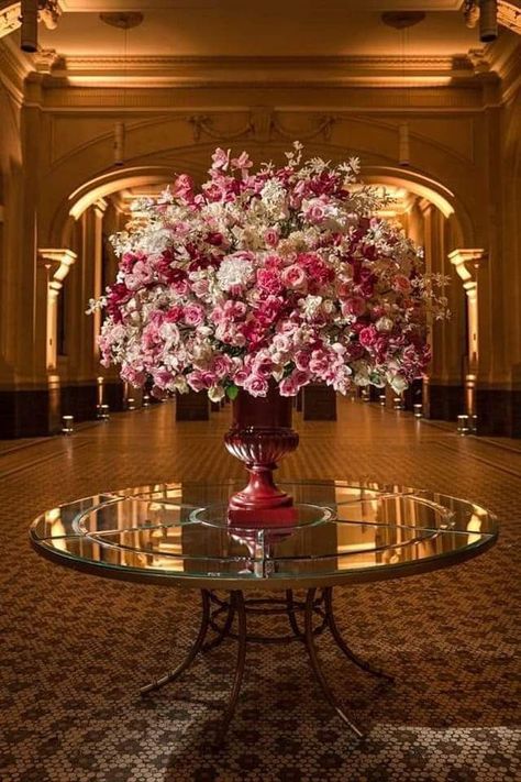 Artificial Grass Wall Decoration Ideas, Hotel Flower Arrangements, Garden Design Layout Landscaping, Hotel Foyer, Hotel Flowers, Lobby Decor, Table Flower Arrangements, Large Flower Arrangements, Hotel Entrance