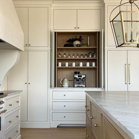 А л и н а | ℒ𝒶𝓀ℯ 𝒮𝒶𝓇𝒶𝒽 ℋℴ𝓂ℯ | w h i t e o a k i s l a n d . Cabinets built by: @springhousecabinetry . . @shop.ltk @circalighting @rejuvenation @capitalltg… | Instagram Built In Coffee Bar Ideas Kitchen, Dry Kitchen, Coffee Cabinet, English Tudor, Raw Photo, Cabinetry Design, Home Luxury, Kitchen Nook, Elm Street