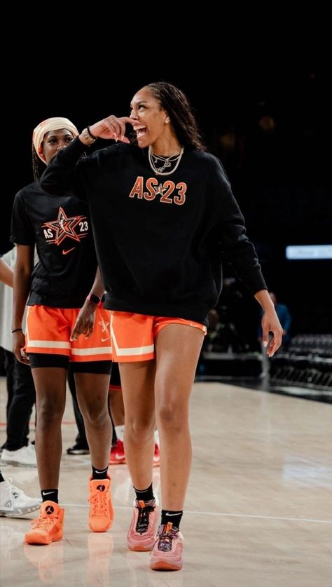 Wnba Women Wallpaper, Wnba Game Outfit, Wnba Aesthetic, Wnba Women, Aja Wilson, Pjs Outfits, Wallpaper Basketball, Basket Girl, Natalia Bryant