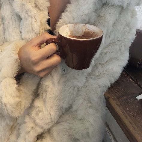 Shared by 𝐌𝐚𝐫𝐢𝐟𝐥𝐮𝐨𝐮𝐬. Find images and videos about fashion, cute and tumblr on We Heart It - the app to get lost in what you love. Snow Angels, Winter Girls, Rest And Relaxation, White Fur, Winter Aesthetic, French Girl, Winter Time, Fall Vibes, Dark Academia