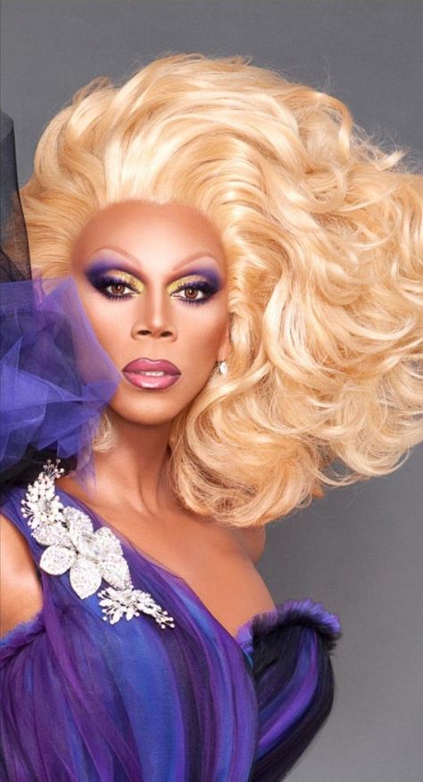 Hair And Makeup Black Women, Rupaul Makeup, Ariel Versace, Rupaul Charles, Drag Queen Race, Rue Paul, Drag Dresses, Best Drag Queens, Drag Queen Outfits